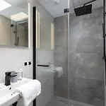 Modern With Air Conditioning In Downtown By Renters *