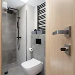 Modern With Air Conditioning In Downtown By Renters