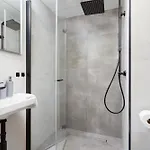 Modern With Air Conditioning In Downtown By Renters *