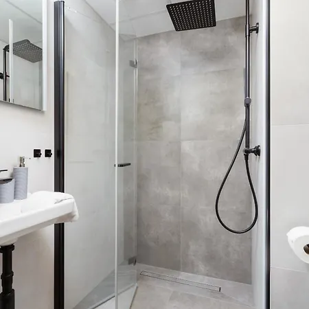 Modern With Air Conditioning In Downtown By Renters *