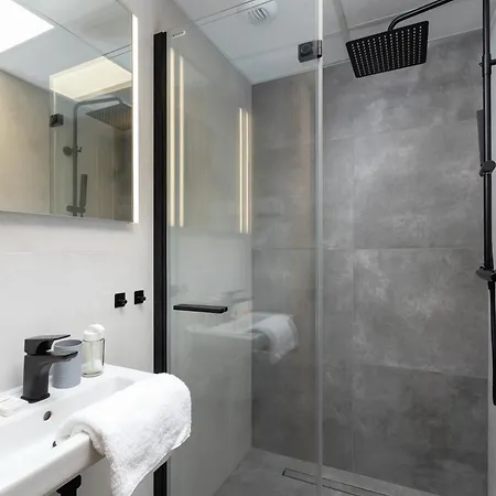 Modern With Air Conditioning In Downtown By Renters *